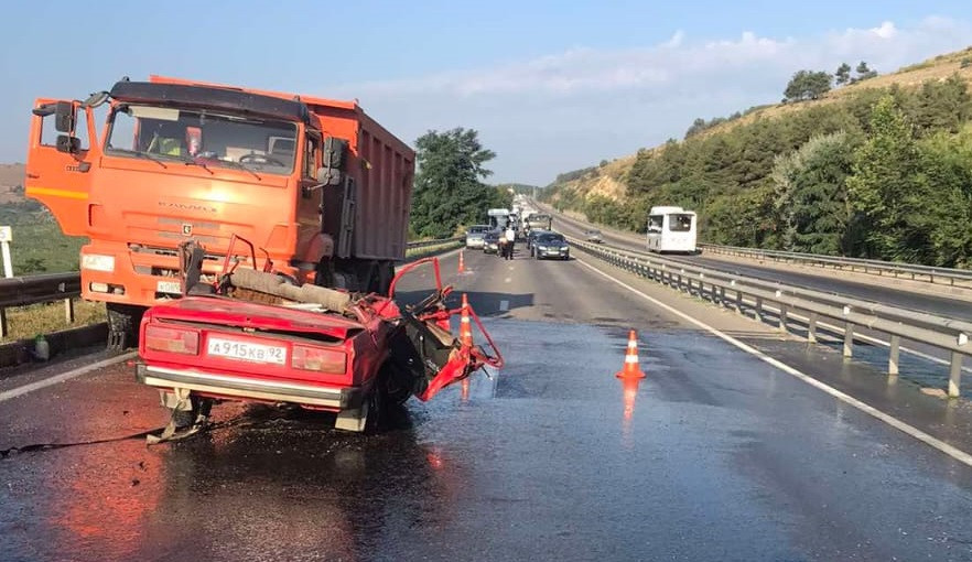 ForPost - Новости : Авария с грузовиком превратила ВАЗ в «кабриолет» под Севастополем