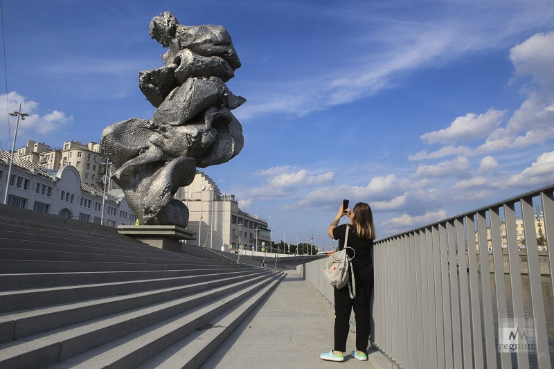 ForPost - Новости : Подождёт ваша куча! На что похож памятник, установленный в центре столицы