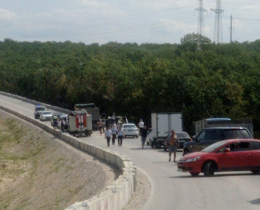 ForPost - Новости : В Севастополе грузовик собрал «паровоз» из пяти машин