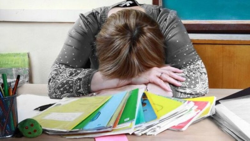ForPost - Новости : «Стали прислугой»: учителя объяснили, почему «бегут из школы»