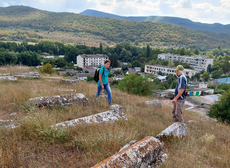 ForPost - Новости : Древнее кладбище в горах Крыма до сих пор вызывает споры экспертов