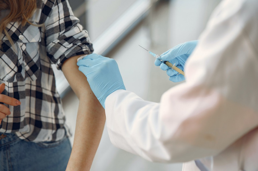 ForPost - Новости : Эксперты рассказали, почему вакцина от коронавируса действует не всегда