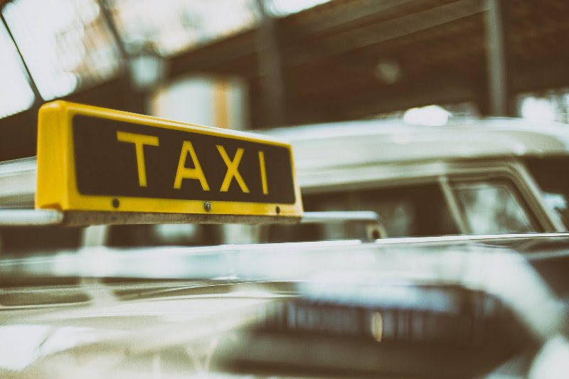 ForPost - Новости : «Окно — не помойка»: в Крыму таксист высадил пассажиров посреди дороги
