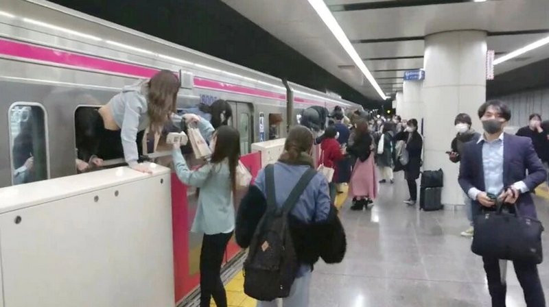 ForPost - Новости : «Джокер» устроил поджог и резню в токийском метро. Видео