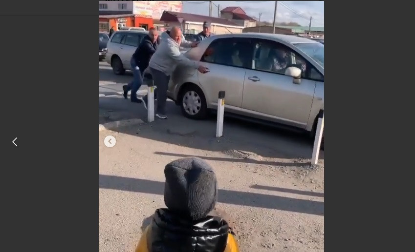 ForPost - Новости : Мать припарковалась на ж/д путях и ушла, оставив дочку в машине. Видео