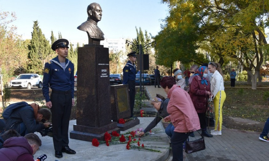 ForPost - Новости : «Как в капле воды»: в Севастополе открыли бюст в память о расстрелянном флагмане флота