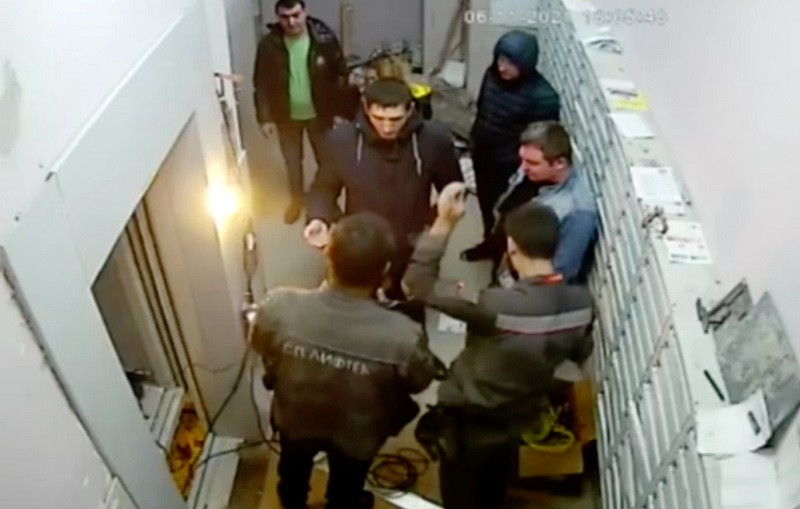 ForPost - Новости : Жильцы многоэтажки избили и обстреляли лифтеров из-за шума. Видео