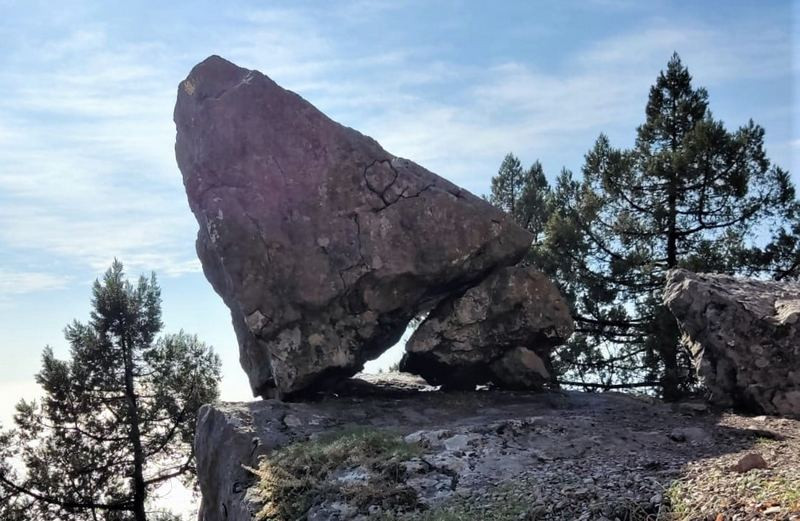 ForPost - Новости : Мистический Камень Судьбы на южном склоне Крымских гор притягивает туристов