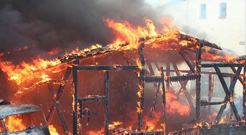 ForPost - Новости : Побоище с мигрантами: местные жители сожгли бытовки вместе с людьми. Видео