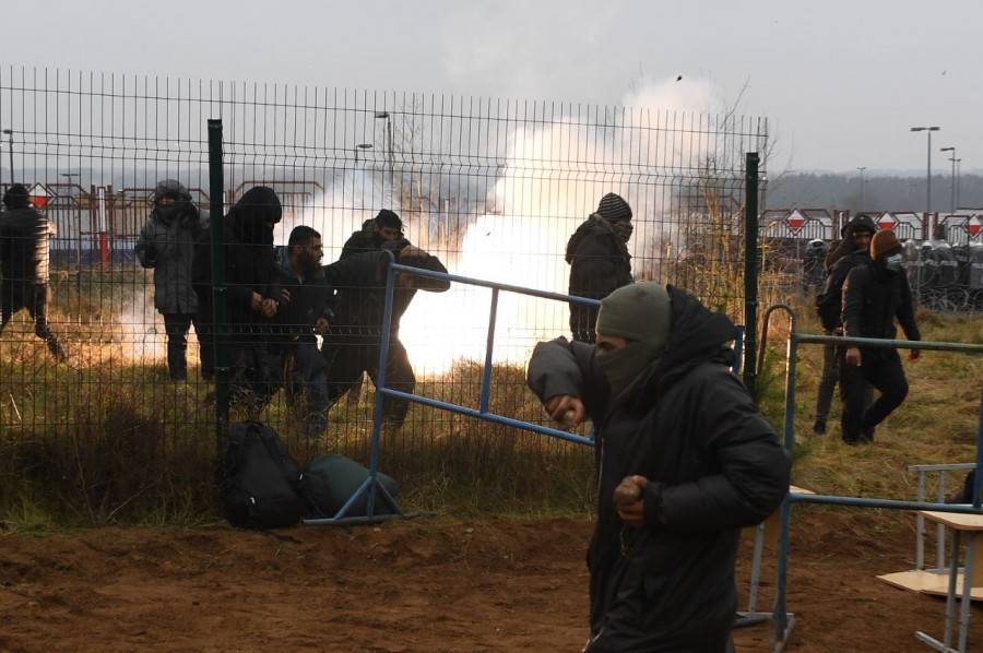 ForPost - Новости : Камни, газ и гранаты: на границе мигранты атаковали польских силовиков. Видео