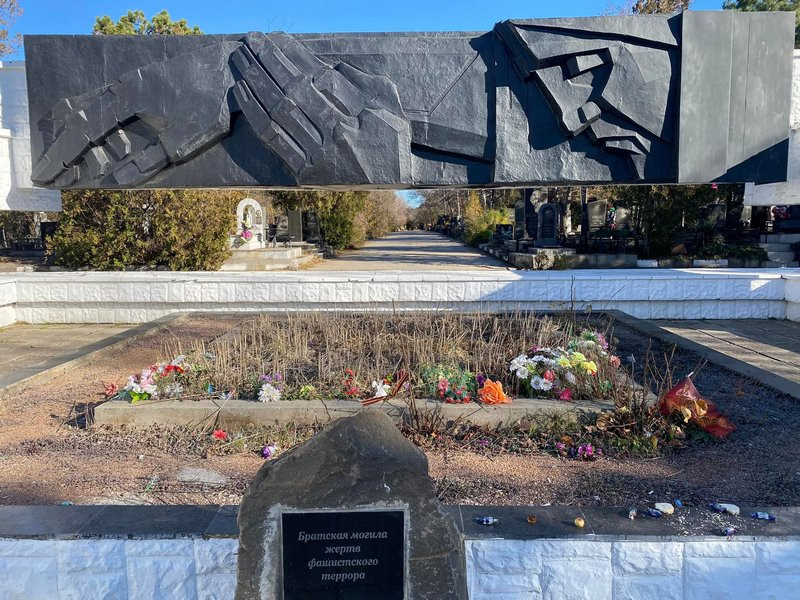 ForPost - Новости : Почти не забыты: братскую могилу в столице Крыма завалили мусором