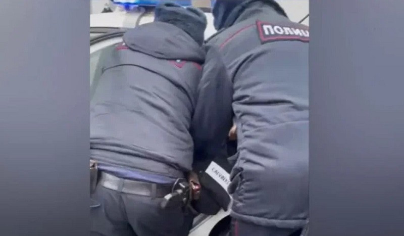 ForPost - Новости : Полицейские устроили показательное жёсткое задержание школьницы. Видео