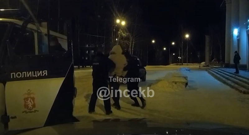 ForPost - Новости : Полицейские жестоко скрутили мужчину за отсутствие маски. Видео