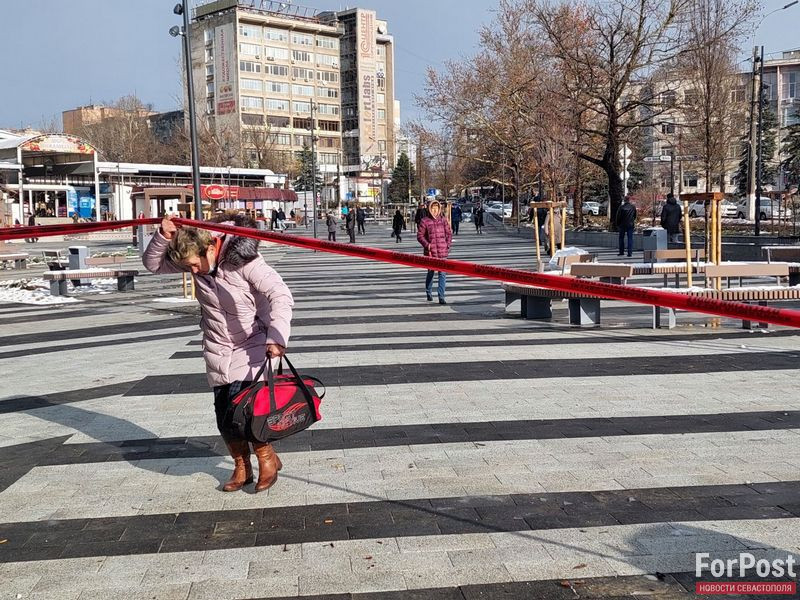 ForPost - Новости : Сухой фонтан и качели вместо самостроя: как преобразилась столичная площадь в Крыму