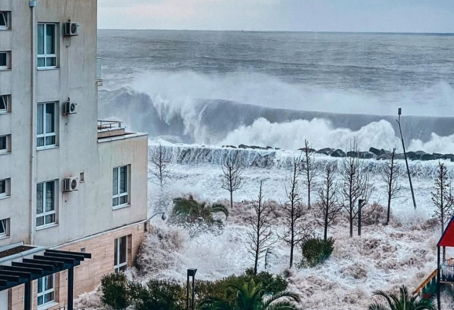 ForPost - Новости : Черноморское побережье накрывает 5-метровыми волнами. Видео