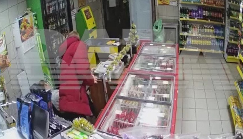 ForPost - Новости : Джентльмен в красном вежливо обнёс продуктовый магазин. Видео