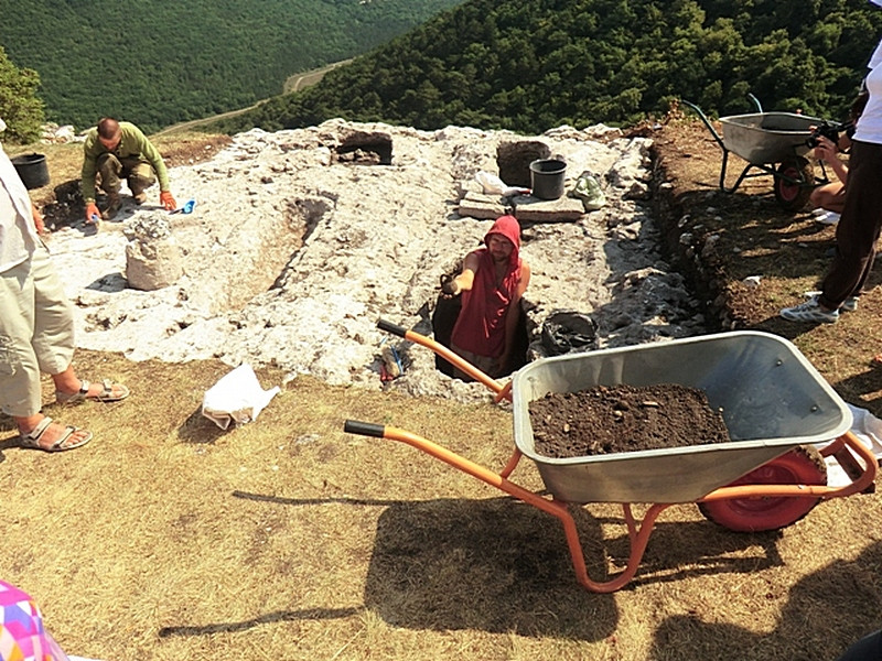 ForPost - Новости : Археологи получили миллионы на изучение средневековой крепости в горах Крыма