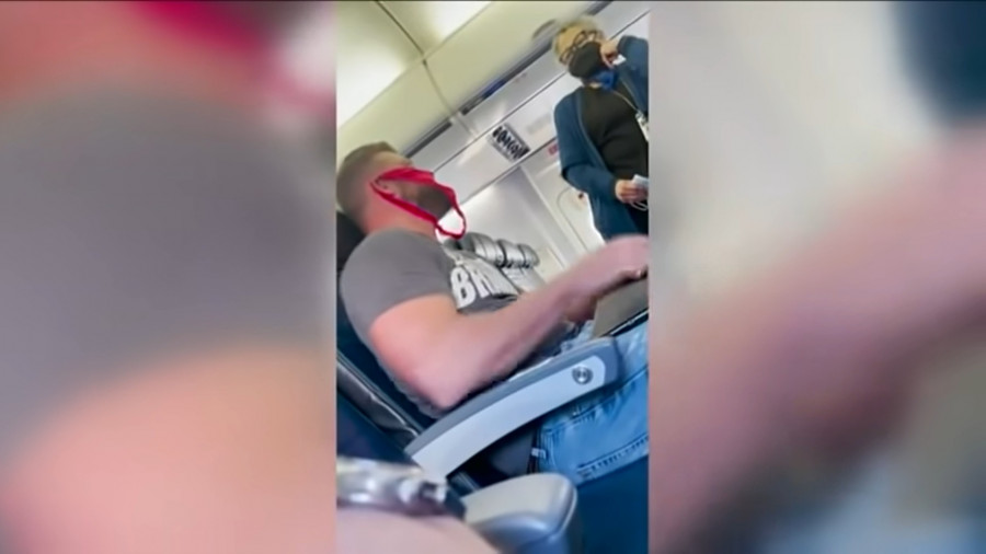 ForPost - Новости : Мужчину со стрингами вместо маски на лице выгнали из самолёта. Видео