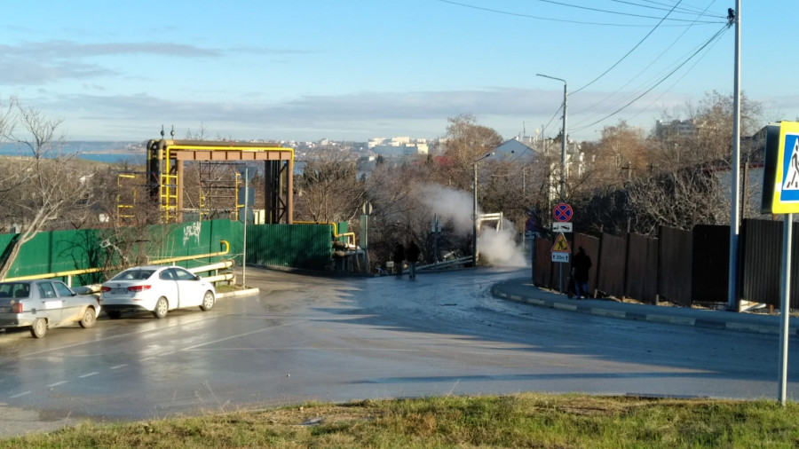 ForPost - Новости : Грузовик строителей Нового Херсонеса снёс теплотрассу на Древней