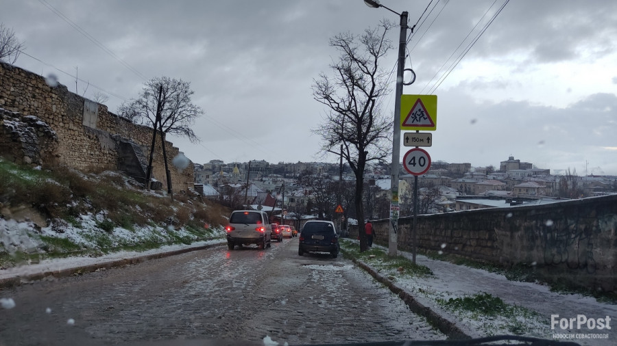 ForPost - Новости : ДТП в снегопад: полицейские своими руками выталкивали троллейбус