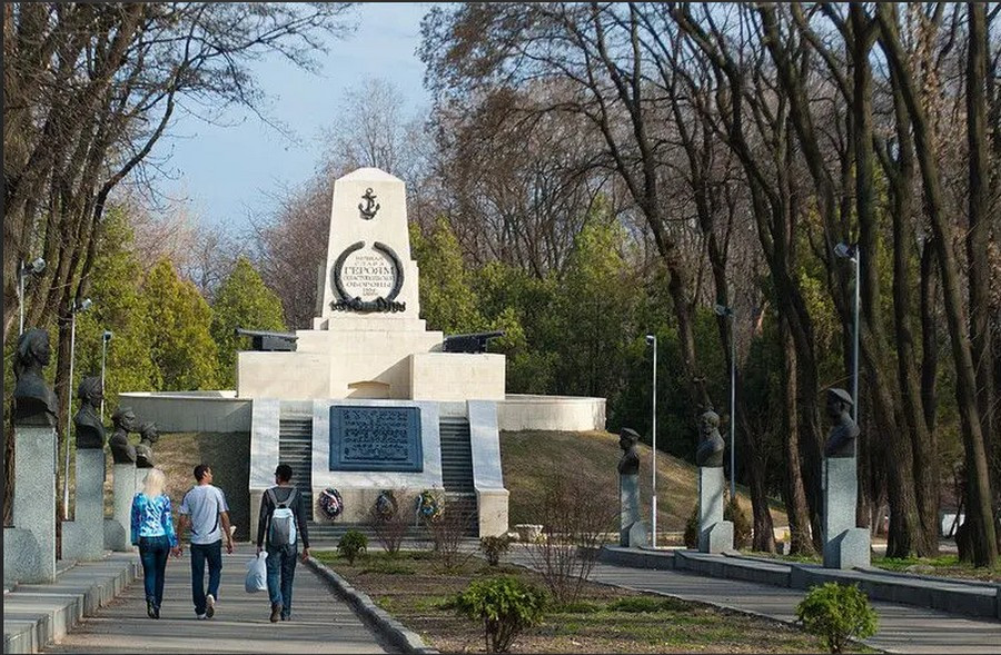 ForPost - Новости : В Днепре не знают, что делать с бюстами героев обороны Севастополя