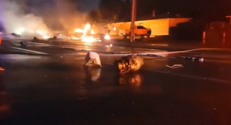 ForPost - Новости : Огненная катастрофа: самолёт упал на жилой район города. Видео