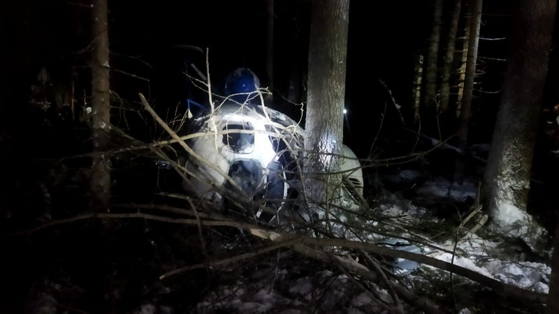 ForPost - Новости : «Тяжело дышим, замёрзли»: пилот рухнувшего вертолёта умер на руках медиков. Видео