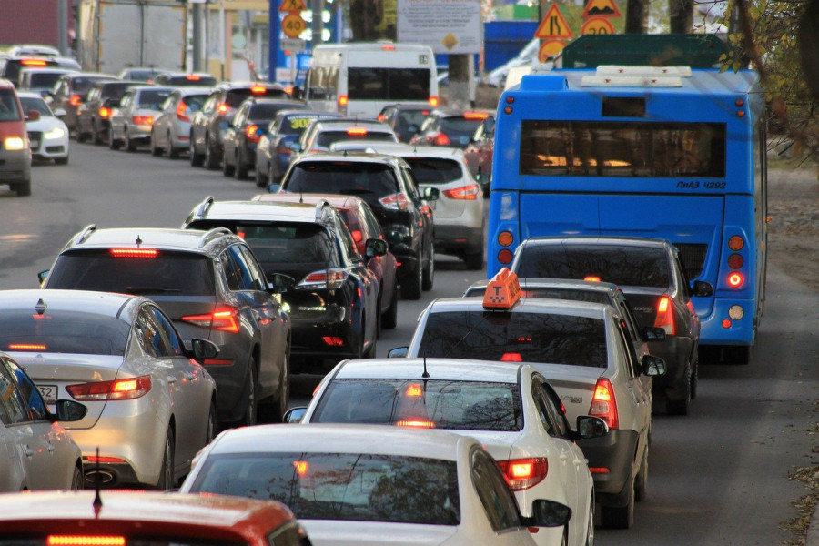 ForPost - Новости : Севастопольских автомобилистов тормозит яма «Водоканала»
