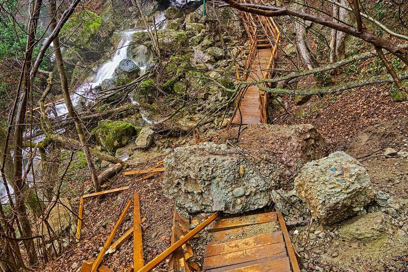ForPost - Новости : Небывалый камнепад разрушил тропу к известному крымскому водопаду