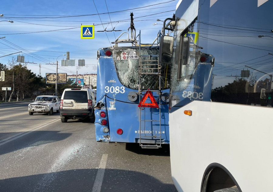 ForPost - Новости : В Севастополе в столкновении троллейбуса и автобуса пострадали дети 