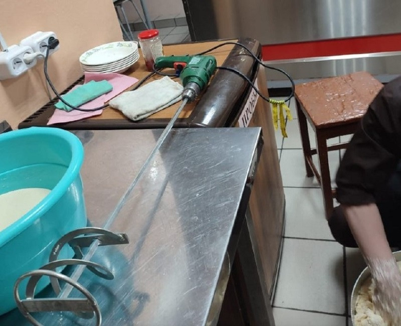 ForPost - Новости : Школьный повар приготовил запеканку с помощью электродрели