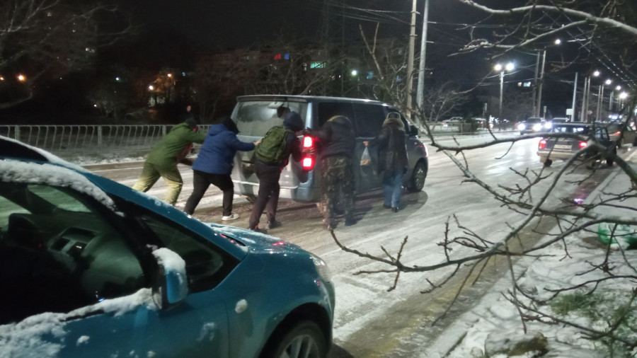 ForPost - Новости : Гололед обездвижил автомобили в Севастополе