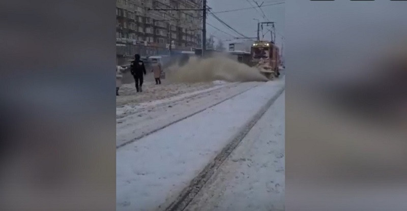 ForPost - Новости : Снегоуборочник с головой накрыл людей снежной грязью. Видео