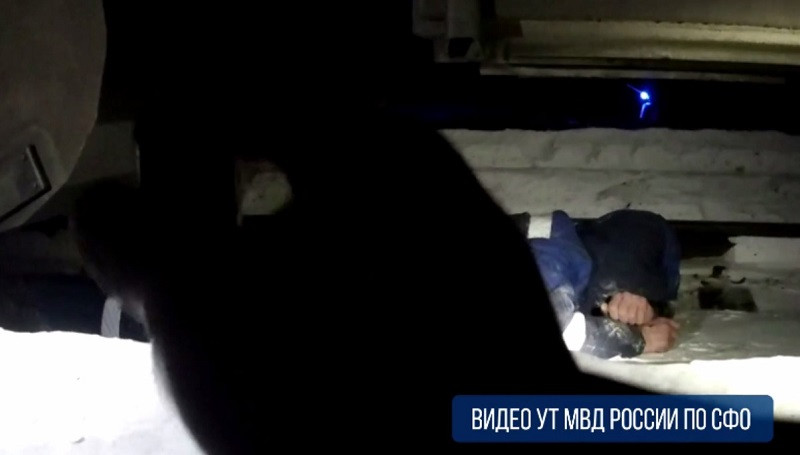 ForPost - Новости : Мужчина уснул на путях и не проснулся, даже когда над ним поехал поезд. Видео