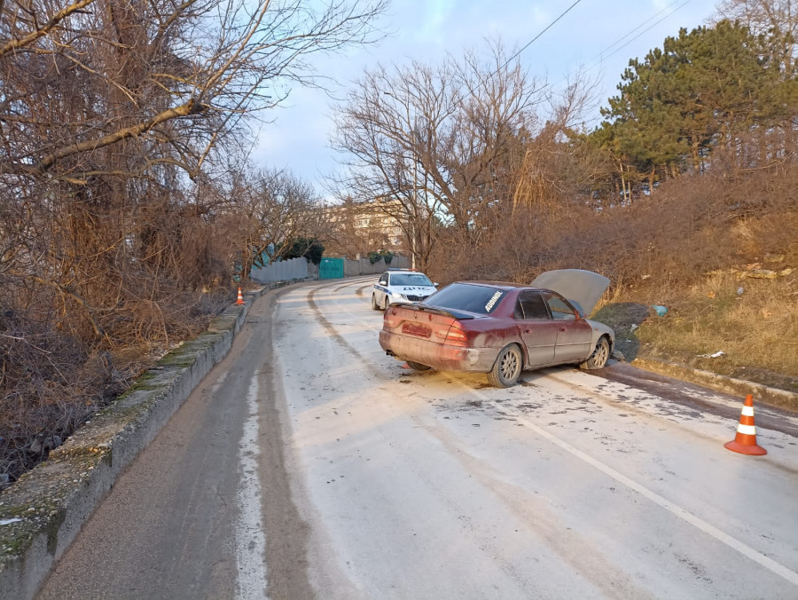 ForPost - Новости : В Севастополе автомобиль перекрыл полосу движения после крутого виража