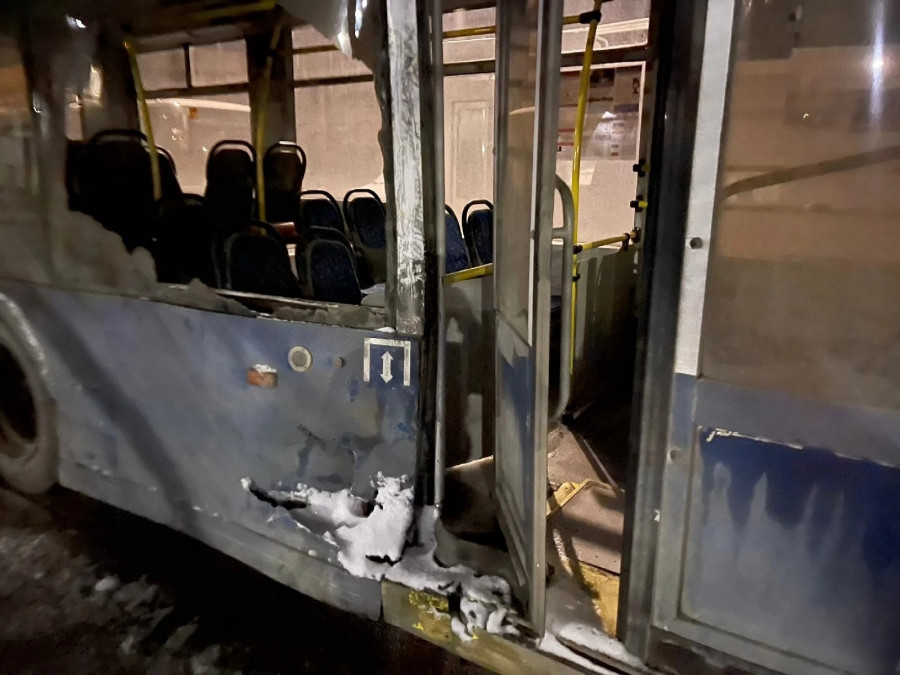 ForPost - Новости : Разбито стекло и разорвана обшивка: о троллейбусной аварии в Севастополе