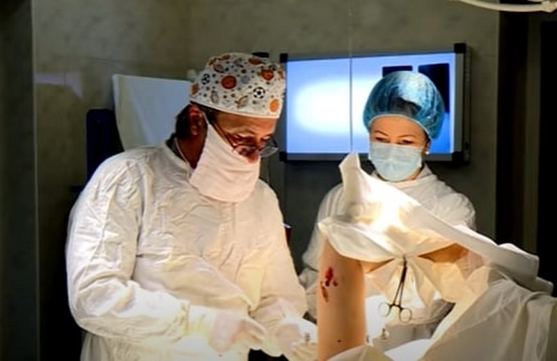 ForPost - Новости : Хирург бесплатно поставил на ноги ходившую только на четвереньках девочку. Видео