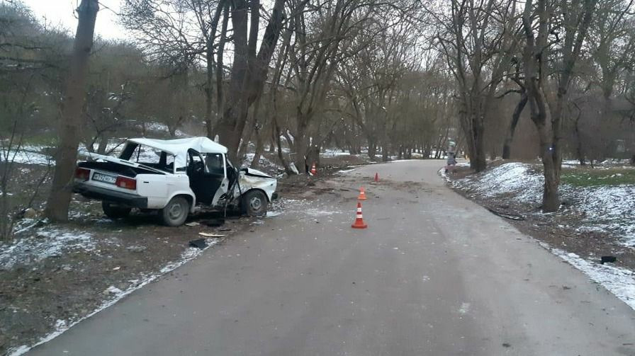 ForPost - Новости : Авария в севастопольской ООПТ до неузнаваемости изменила «Жигули» 