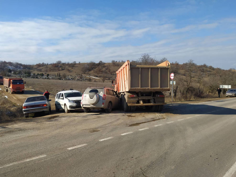 ForPost - Новости : Грузовик с незаконно добытым сырьём устроил тройное ДТП в Севастополе