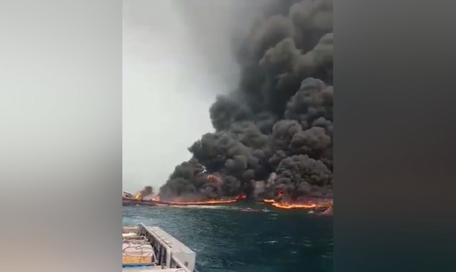 ForPost - Новости : Пожар после взрыва на нефтедобывающем судне сняли на видео