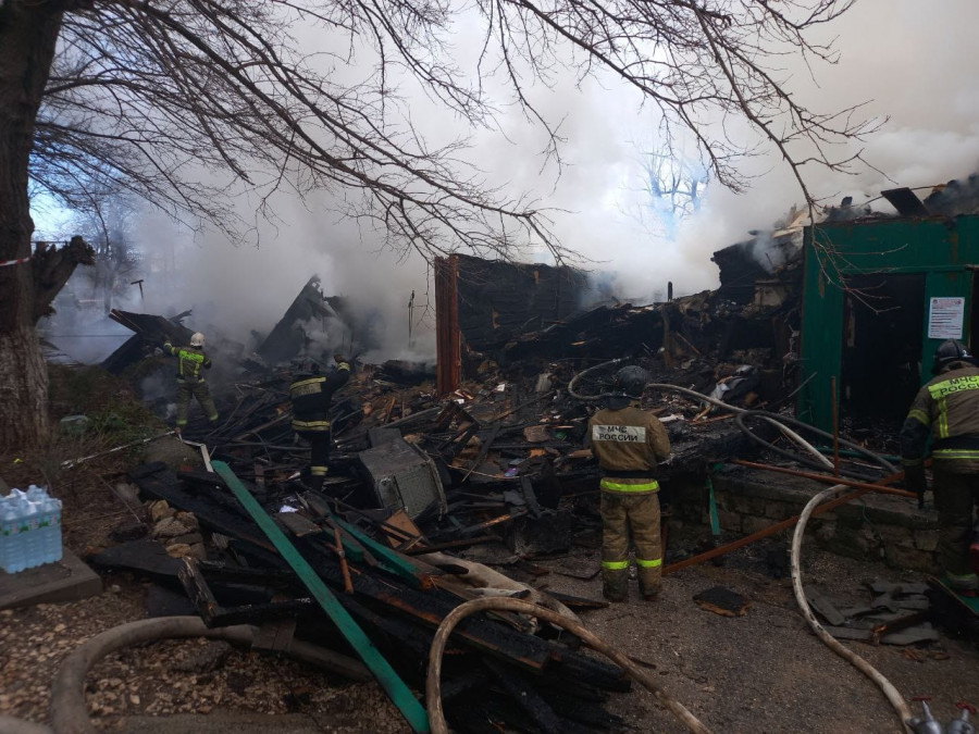 ForPost - Новости : В Севастополе в завалах сгоревшего дома ищут семью из четырёх человек 