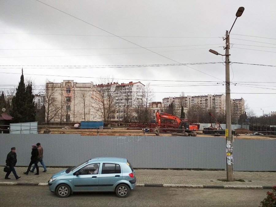 ForPost - Новости : Застройщик не оставляет надежд впихнуть высотку вплотную к севастопольской школе