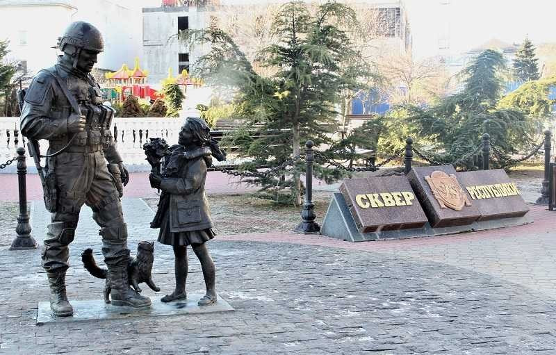 ForPost - Новости : В Крыму разрисовавший памятник Вежливым людям студент пояснил свои мотивы