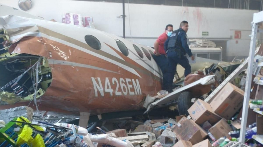 ForPost - Новости : Самолёт упал на супермаркет и пробил стену