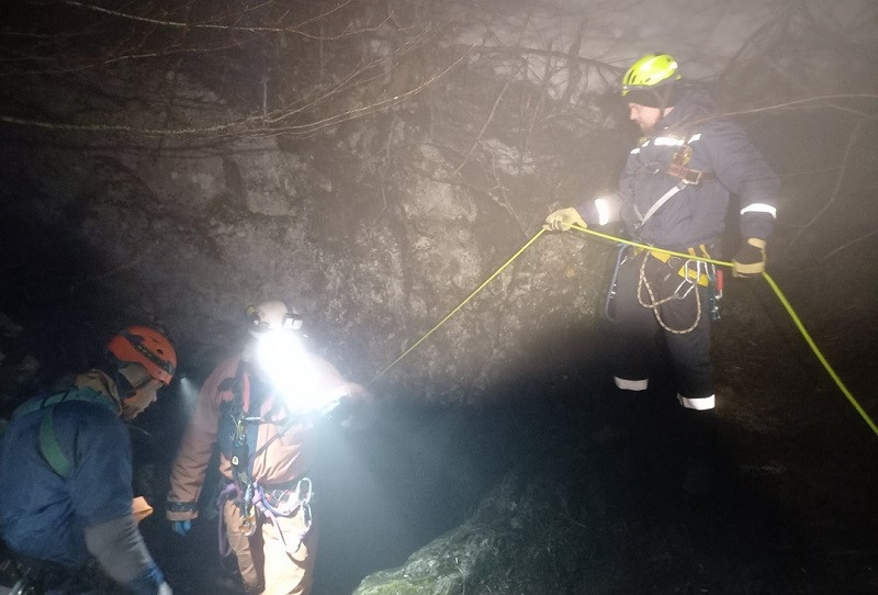 ForPost - Новости : В Крыму женщину-спелеолога шесть часов доставали из пещеры на Чатыр-Даге