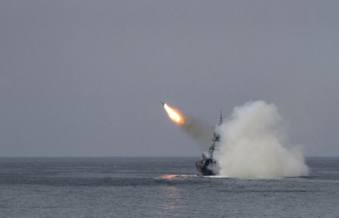 пуск ракеты с корабля. стрельба калибром. гиперзвуковая ракета булава. фрегат адмирал шапошников. циркон запуск адмирал горшков.