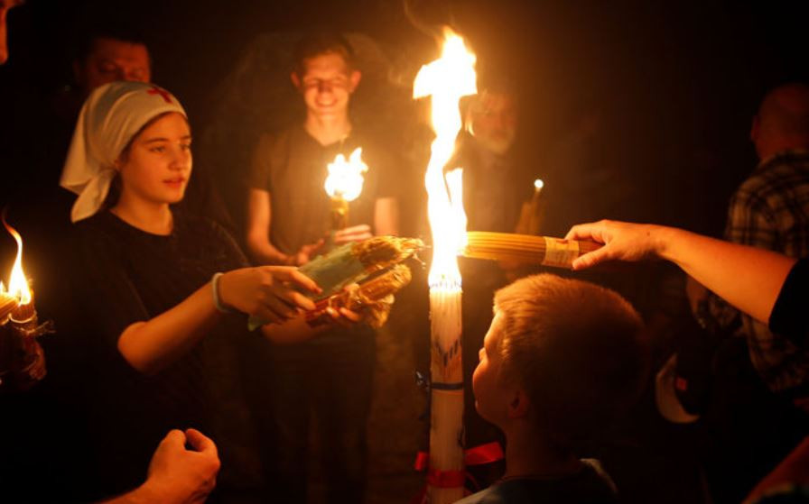 ForPost - Новости : Представители РПЦ получили Благодатный огонь в храме Гроба Господня 