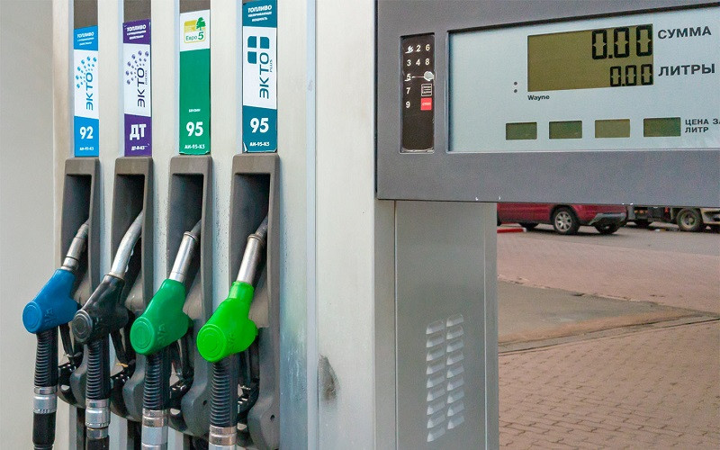 ForPost - Новости : Что случилось, что бензин подешевел и продолжает дешеветь