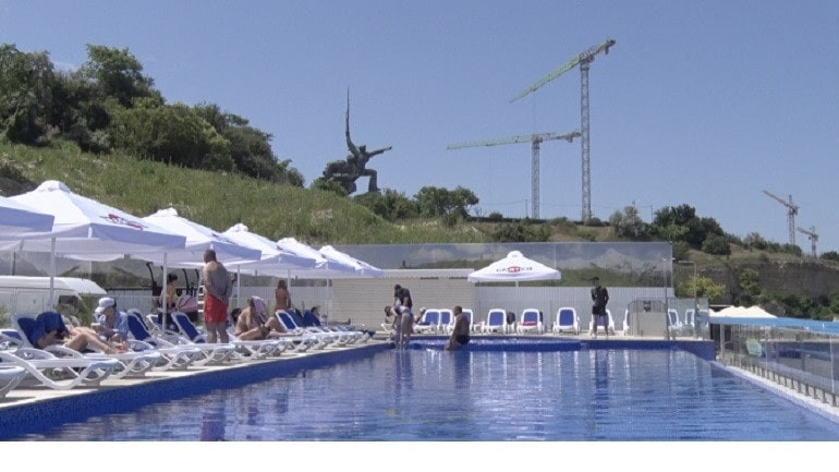ForPost - Новости : Незаконный бассейн на центральном пляже Севастополя готовится к открытию 