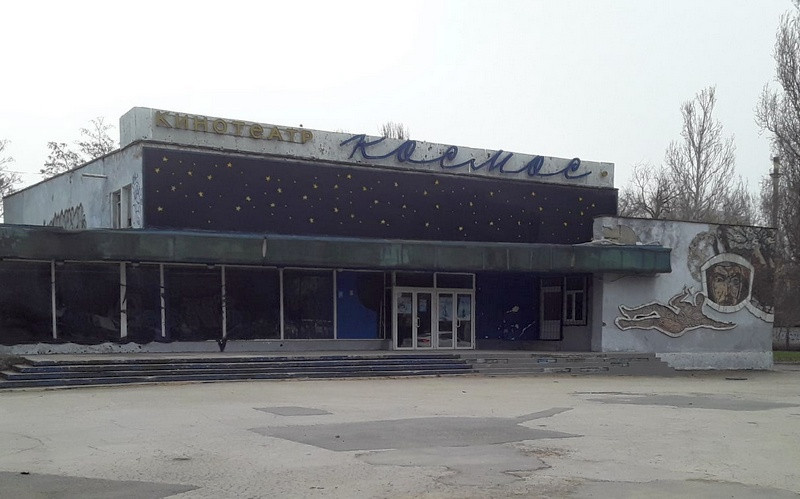 ForPost - Новости : Заброшенный кинотеатр в центре крымской столицы обжили бездомные